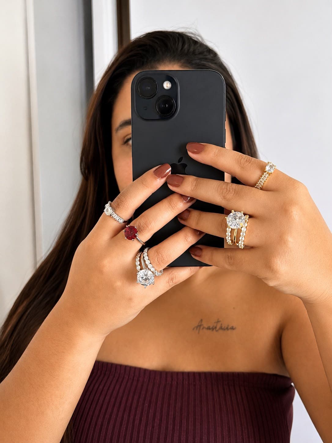 Modelo usando anéis Anastácia Semijoias